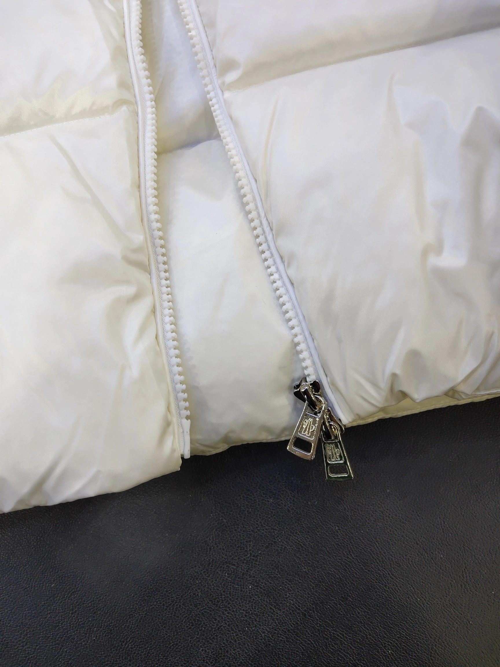 Seasonal Moncler Down Jackets 145580