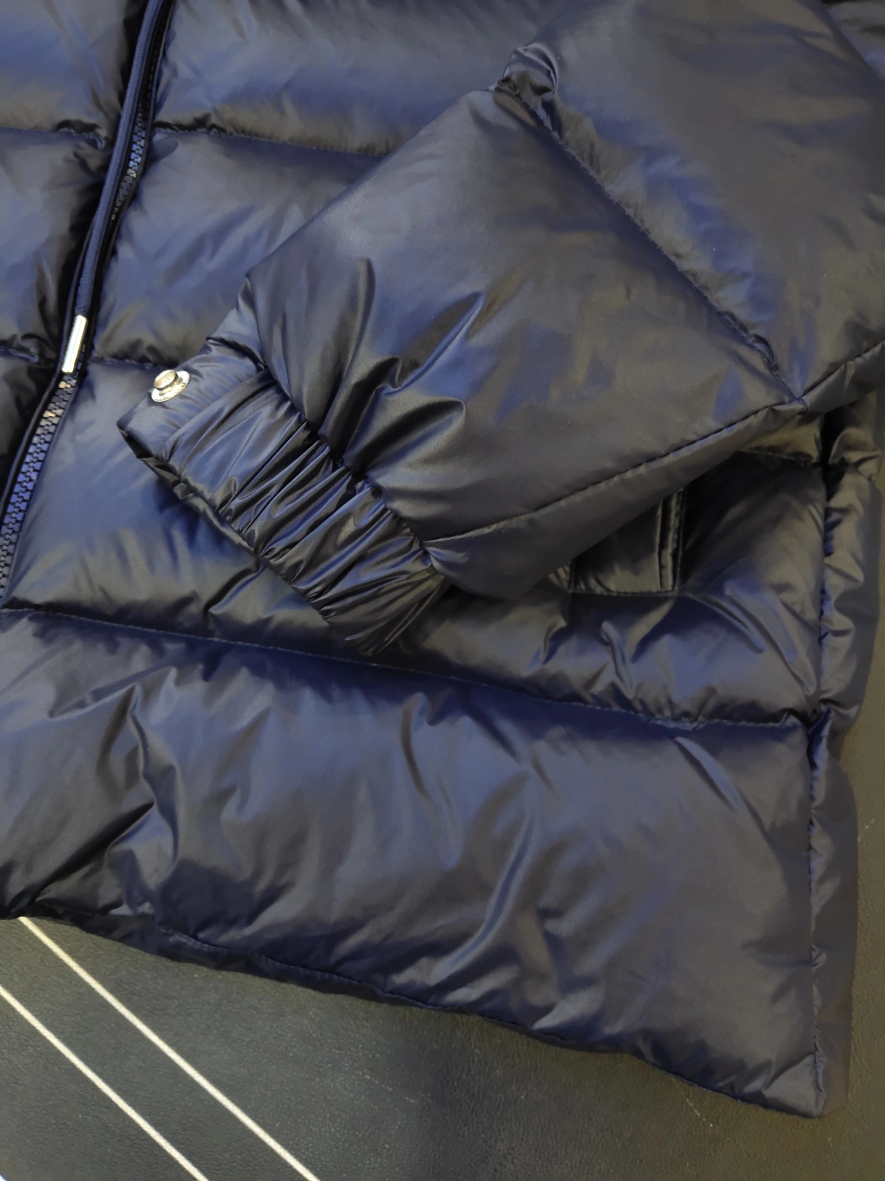 Moncler Down Jackets Sleek 145565
