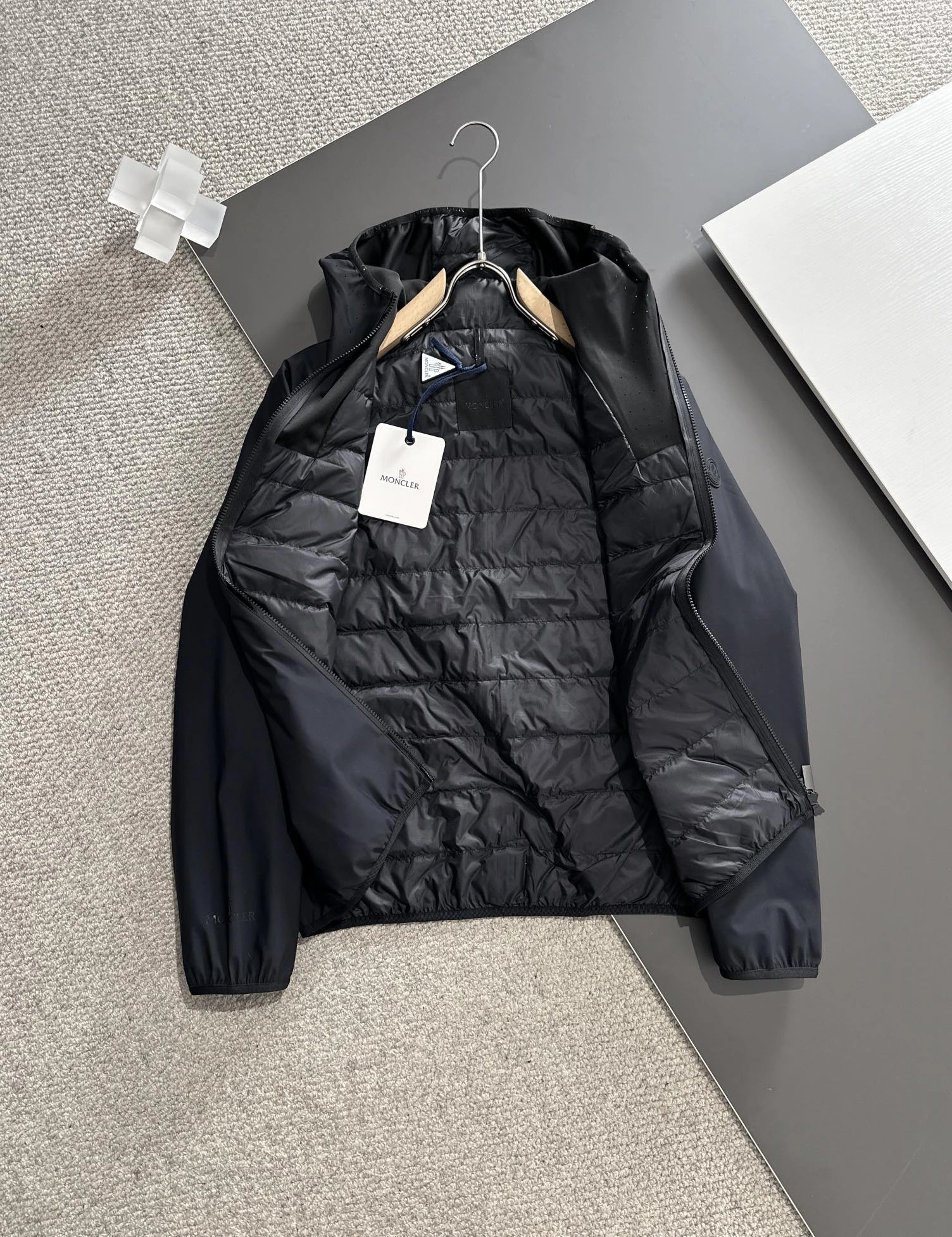 Moncler Down Jackets Classic 145503