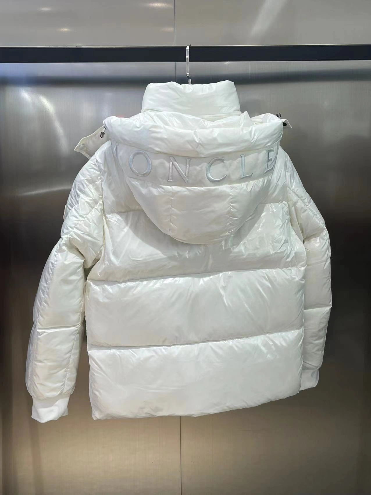 Vibrant Moncler Down Jackets 145471