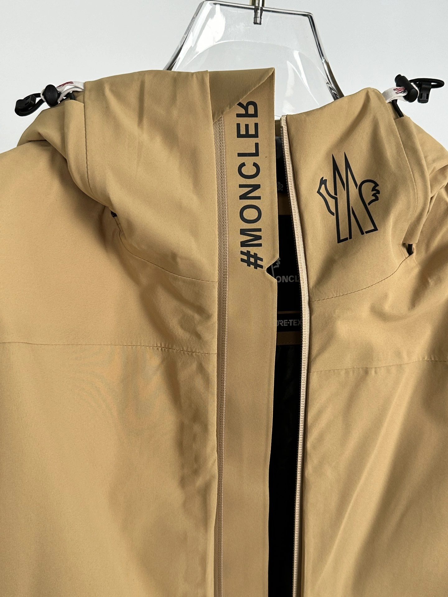 Vibrant Moncler Down Jackets 145465