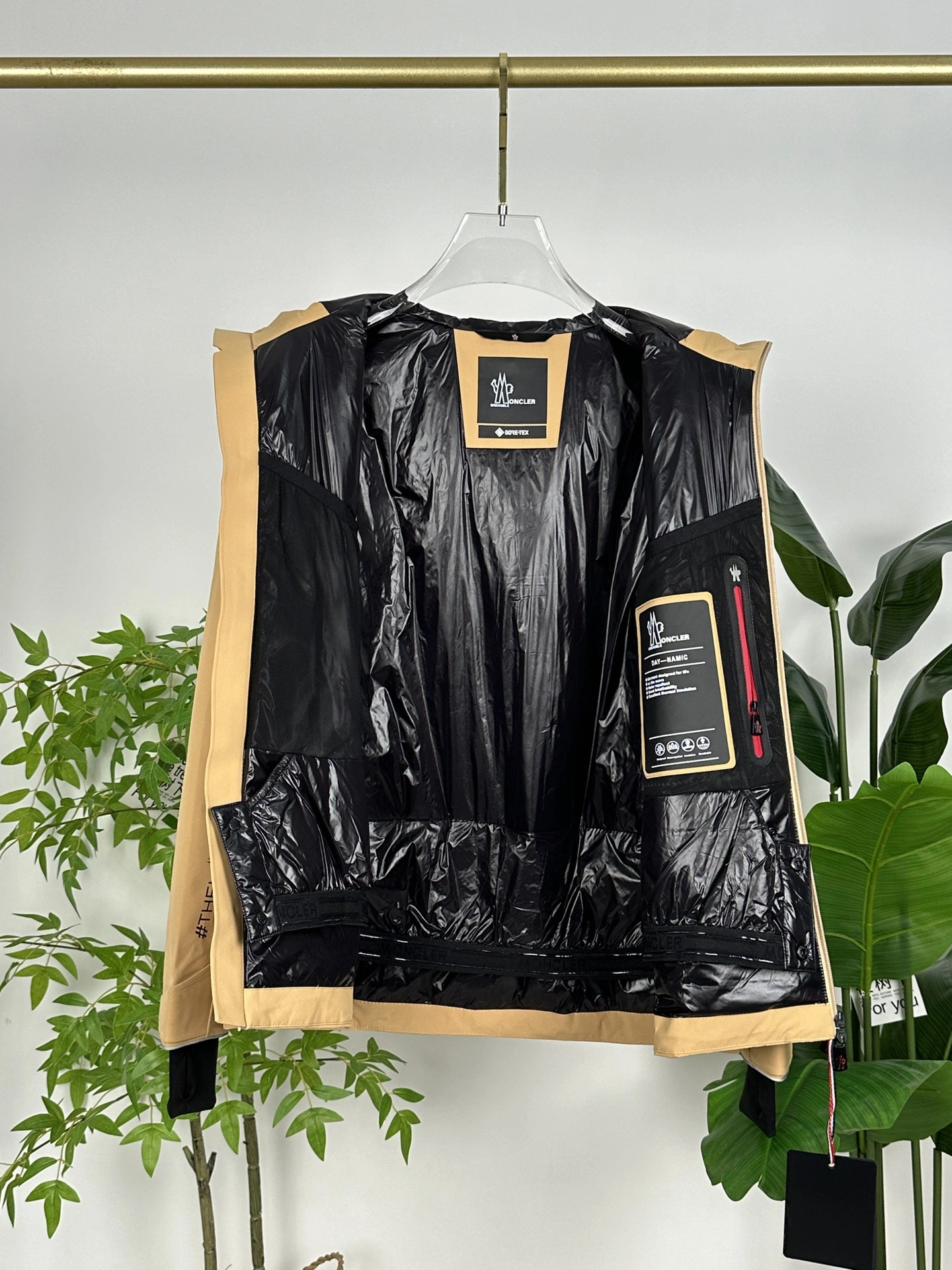 Vibrant Moncler Down Jackets 145465