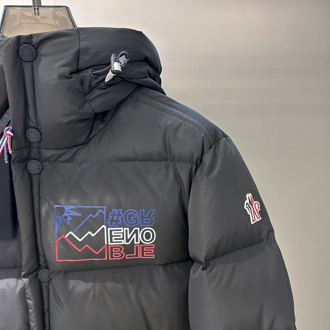 Moncler Down Jackets Vibrant 145434