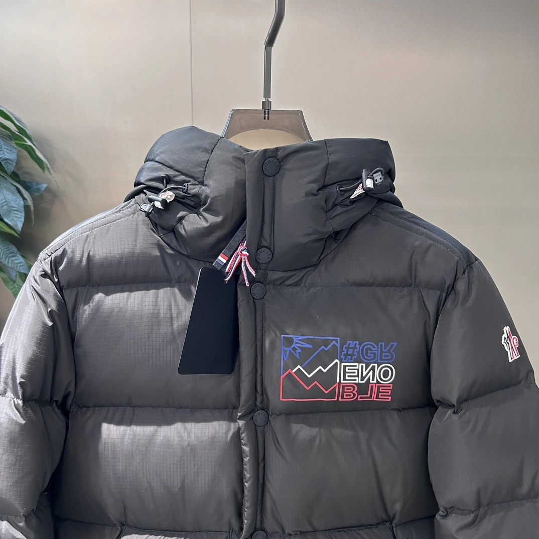 Moncler Down Jackets Vibrant 145434