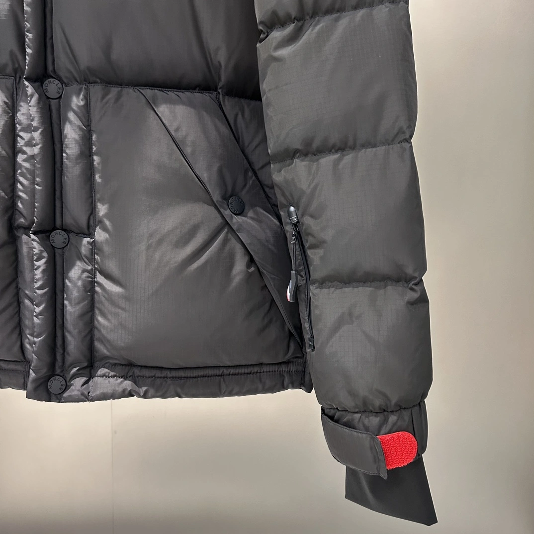 Moncler Down Jackets Vibrant 145434