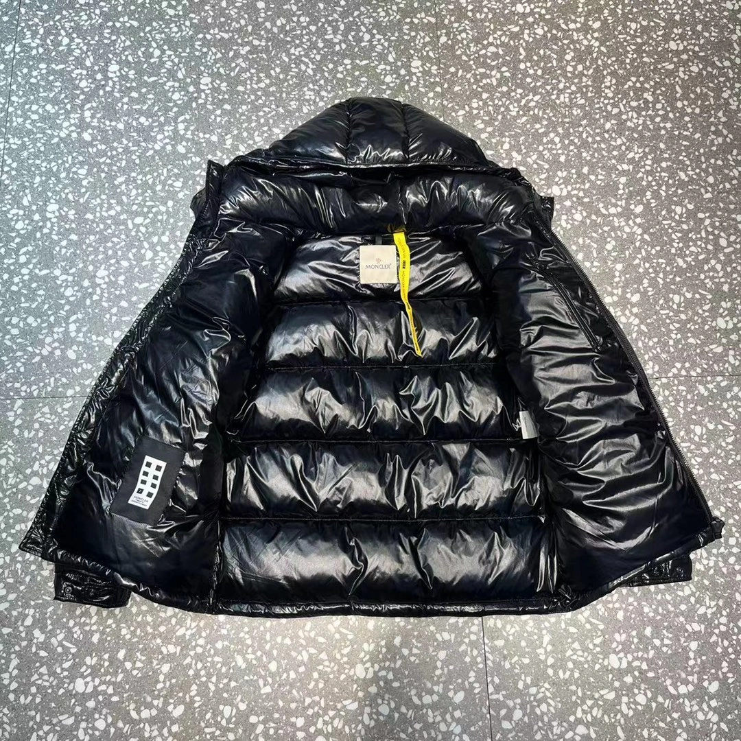 Moncler Down Jackets Vibrant 145415