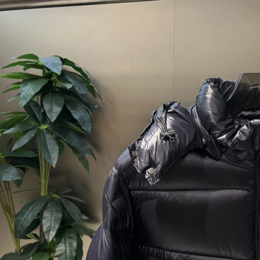Vibrant Moncler Down Jackets 145412