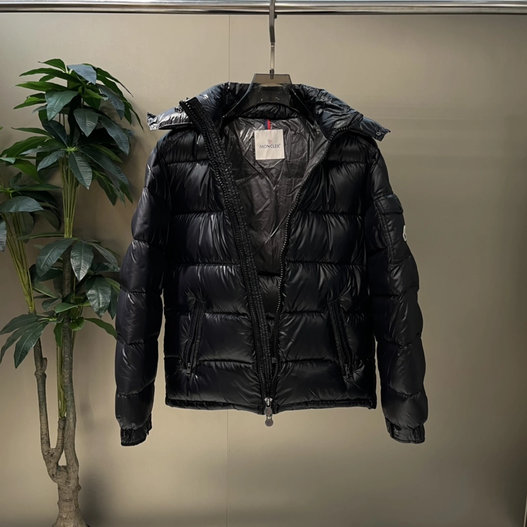 Vibrant Moncler Down Jackets 145412