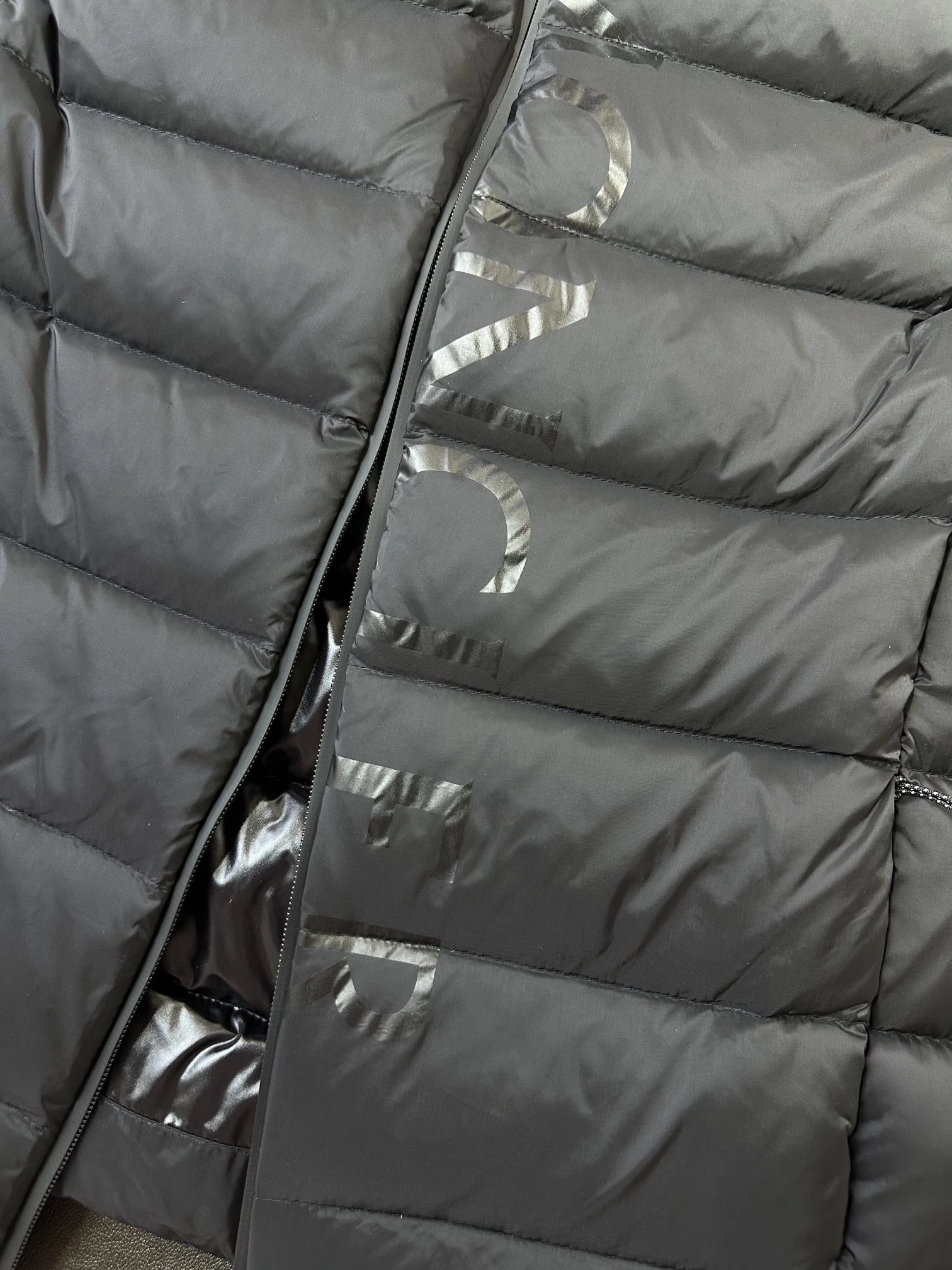 Moncler Down Jackets EasyMatch 145388