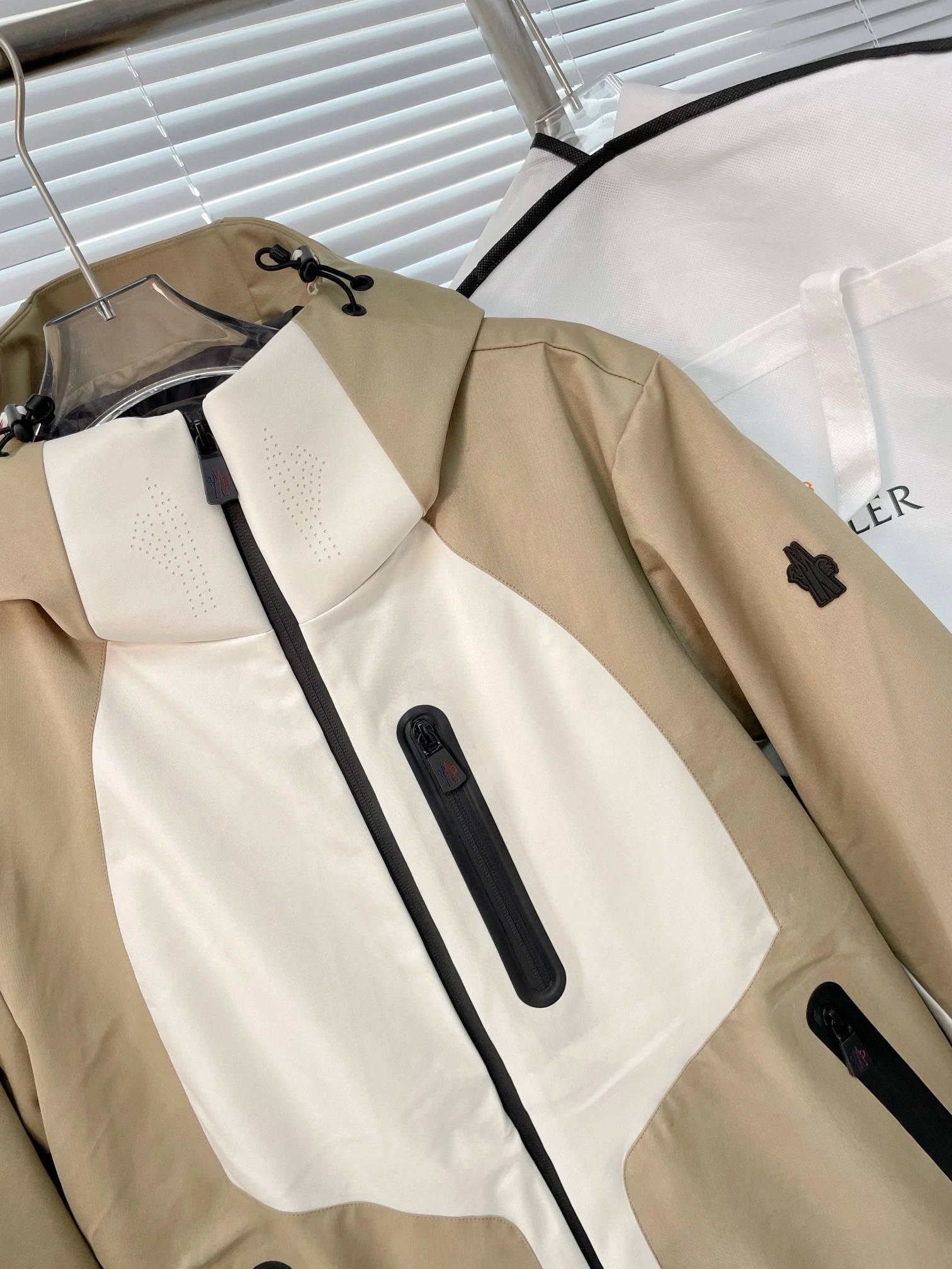Moncler Down Jackets MultiPurpose 145378