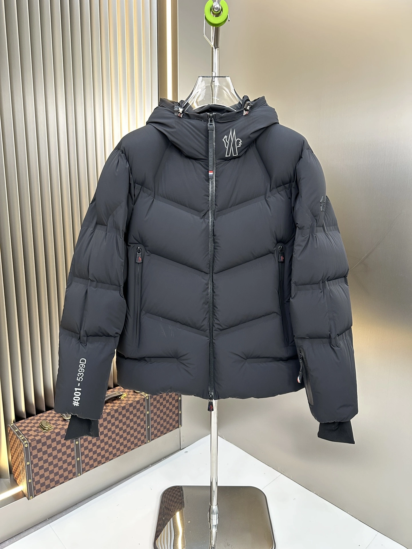 Moncler Down Jackets TravelReady 145317