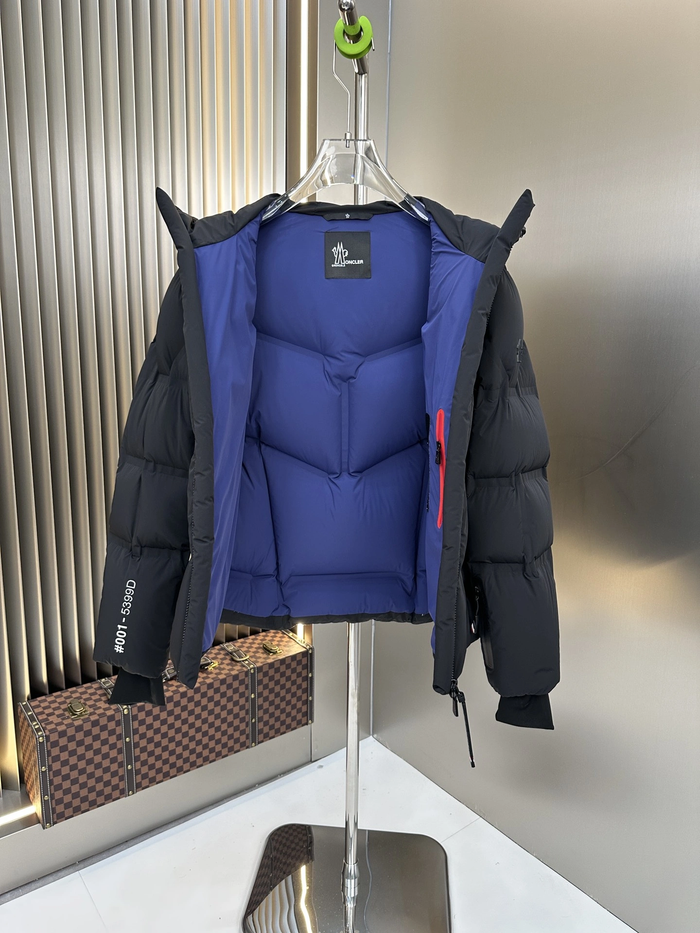Moncler Down Jackets TravelReady 145317