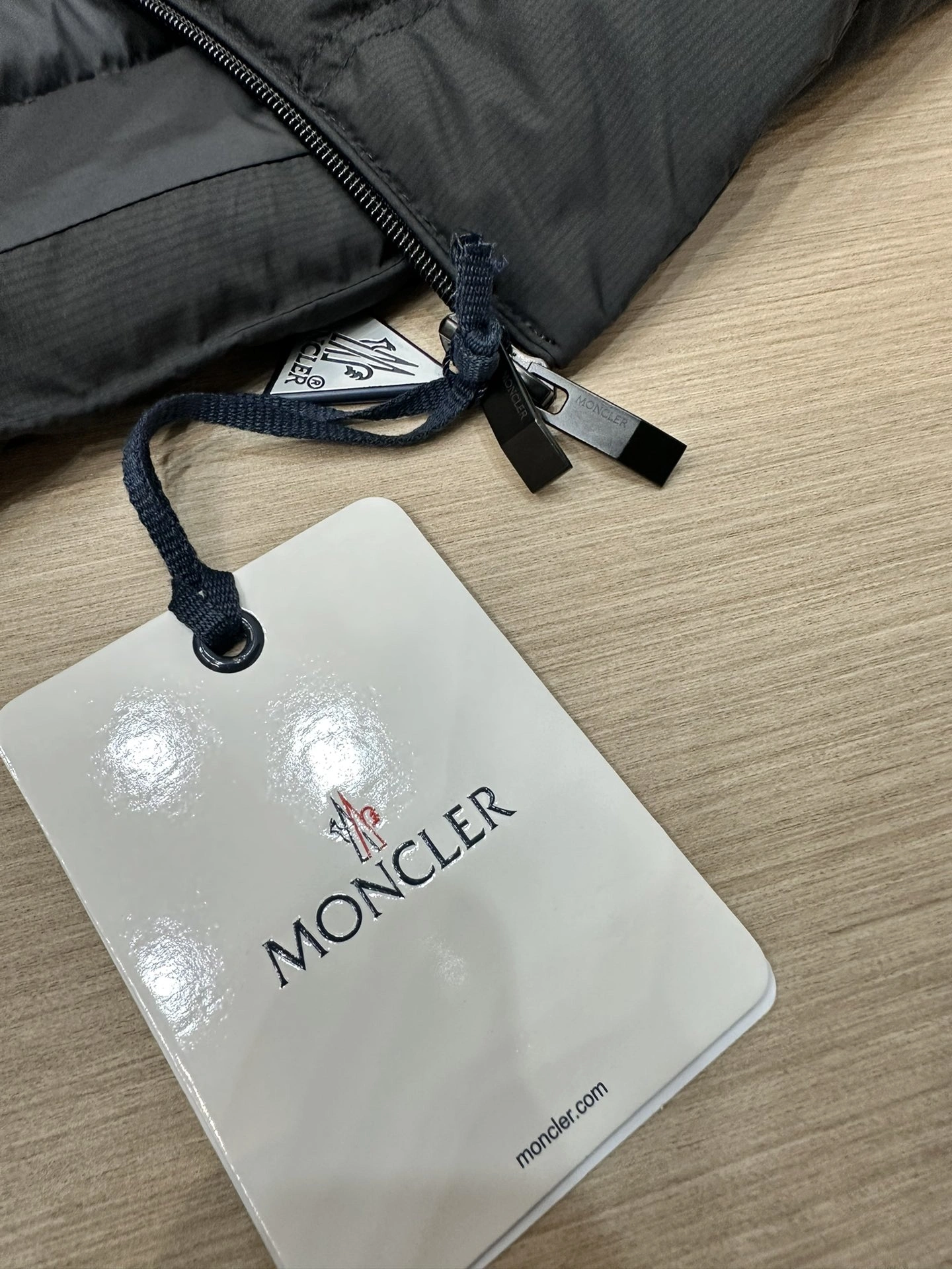 Moncler Down Jackets Sporty 145310
