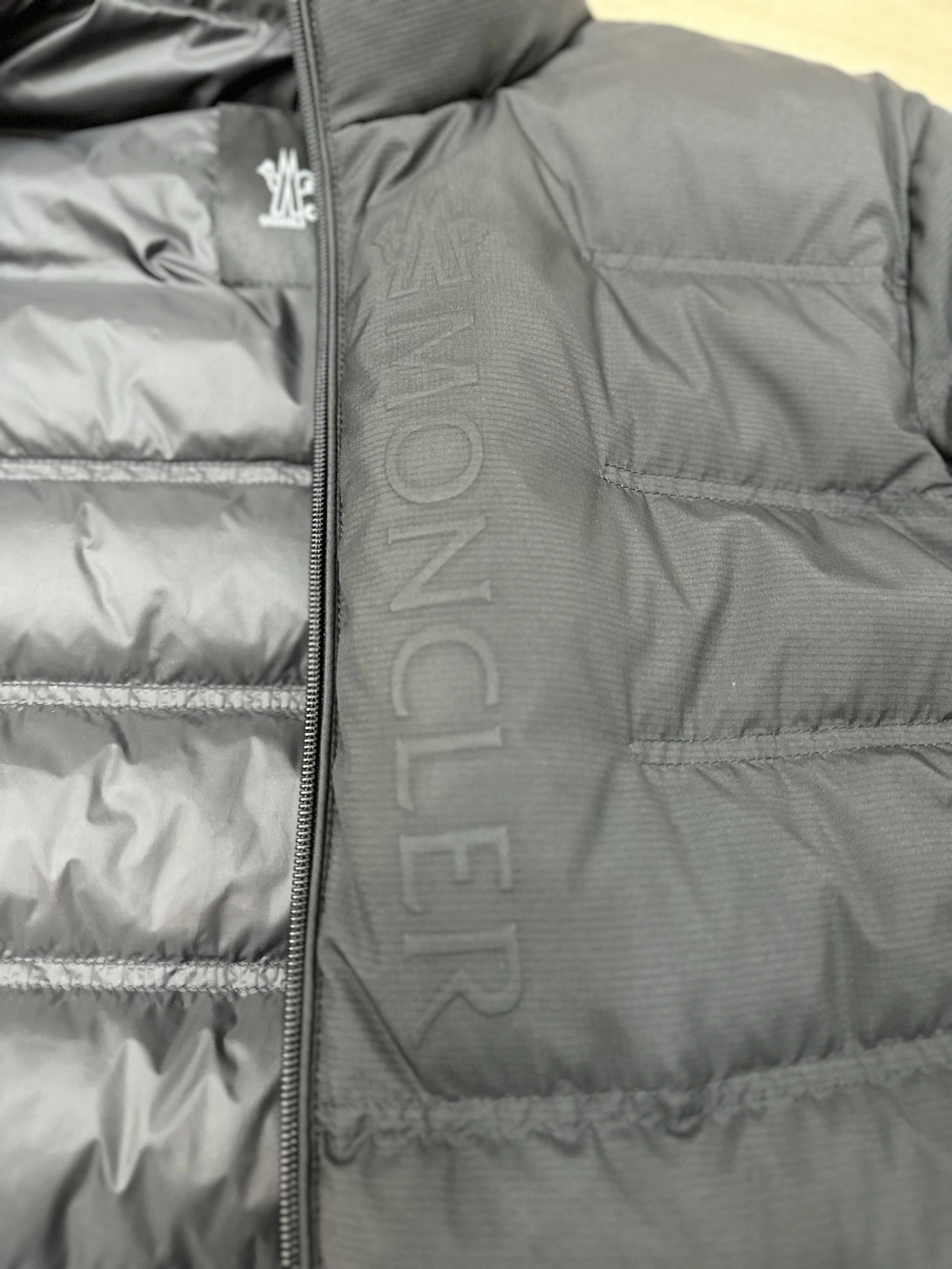 Moncler Down Jackets Sporty 145310