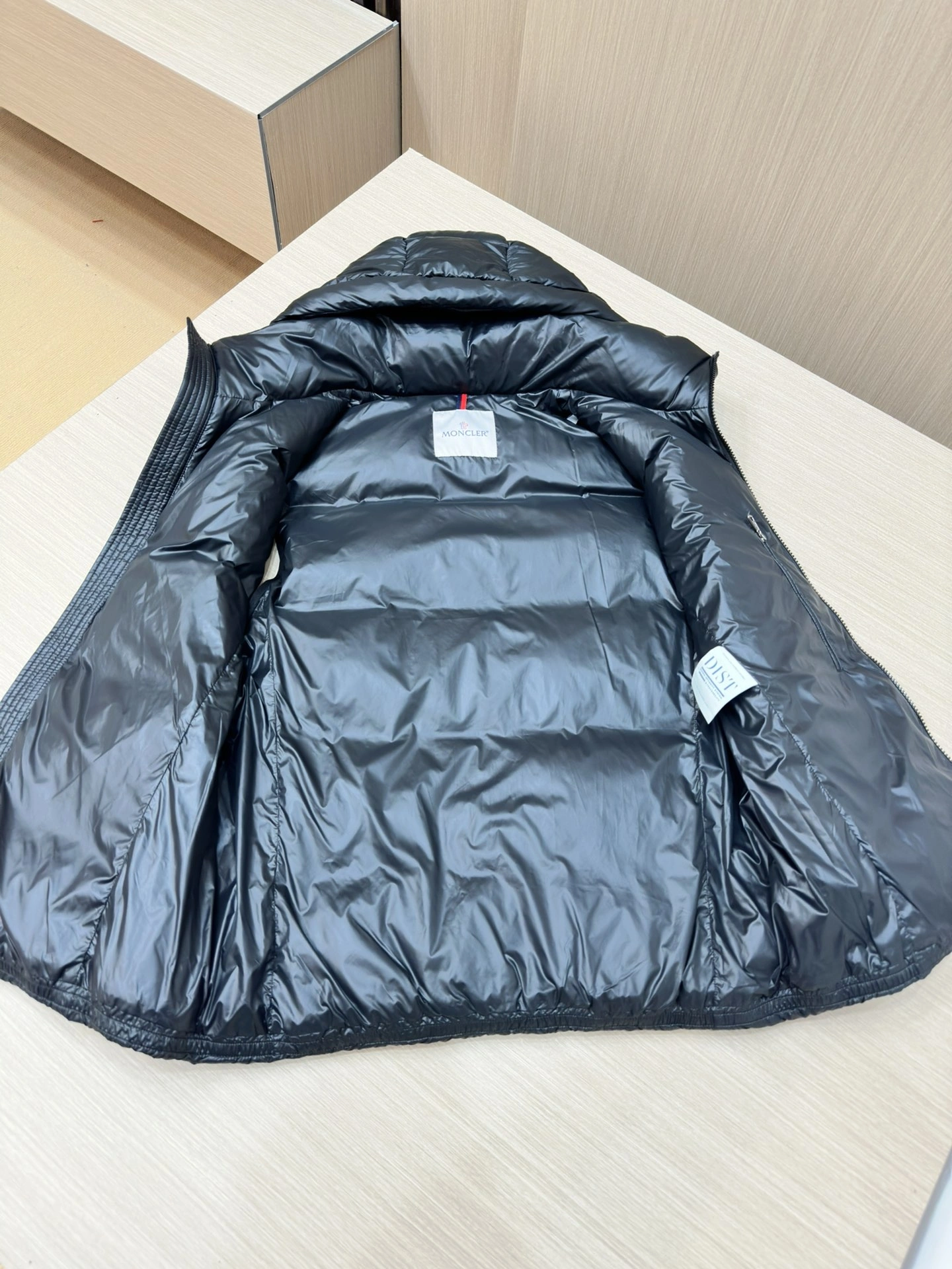 Vibrant Moncler Down Jackets 145311