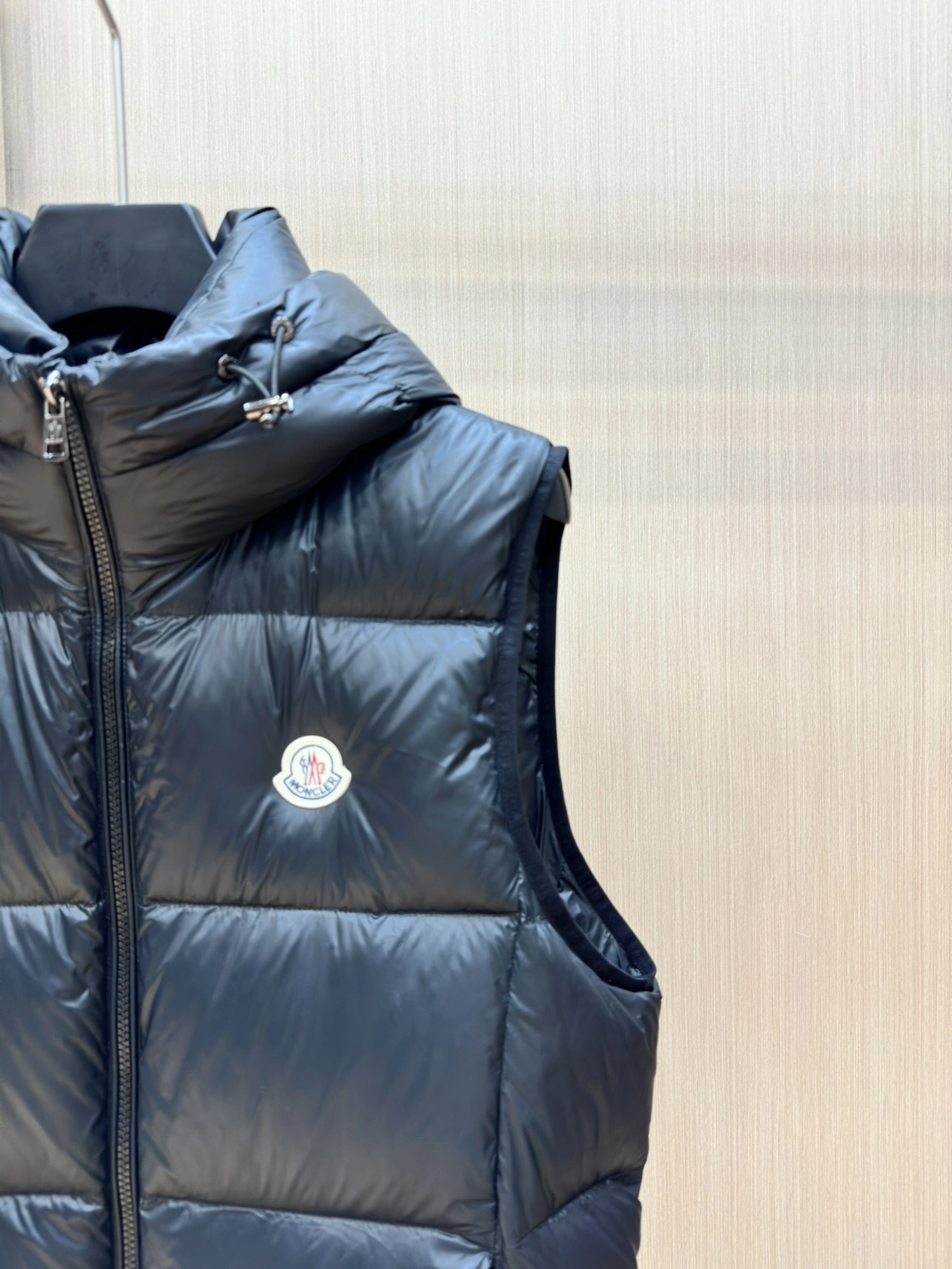 Moncler Down Jackets Sleek 145309