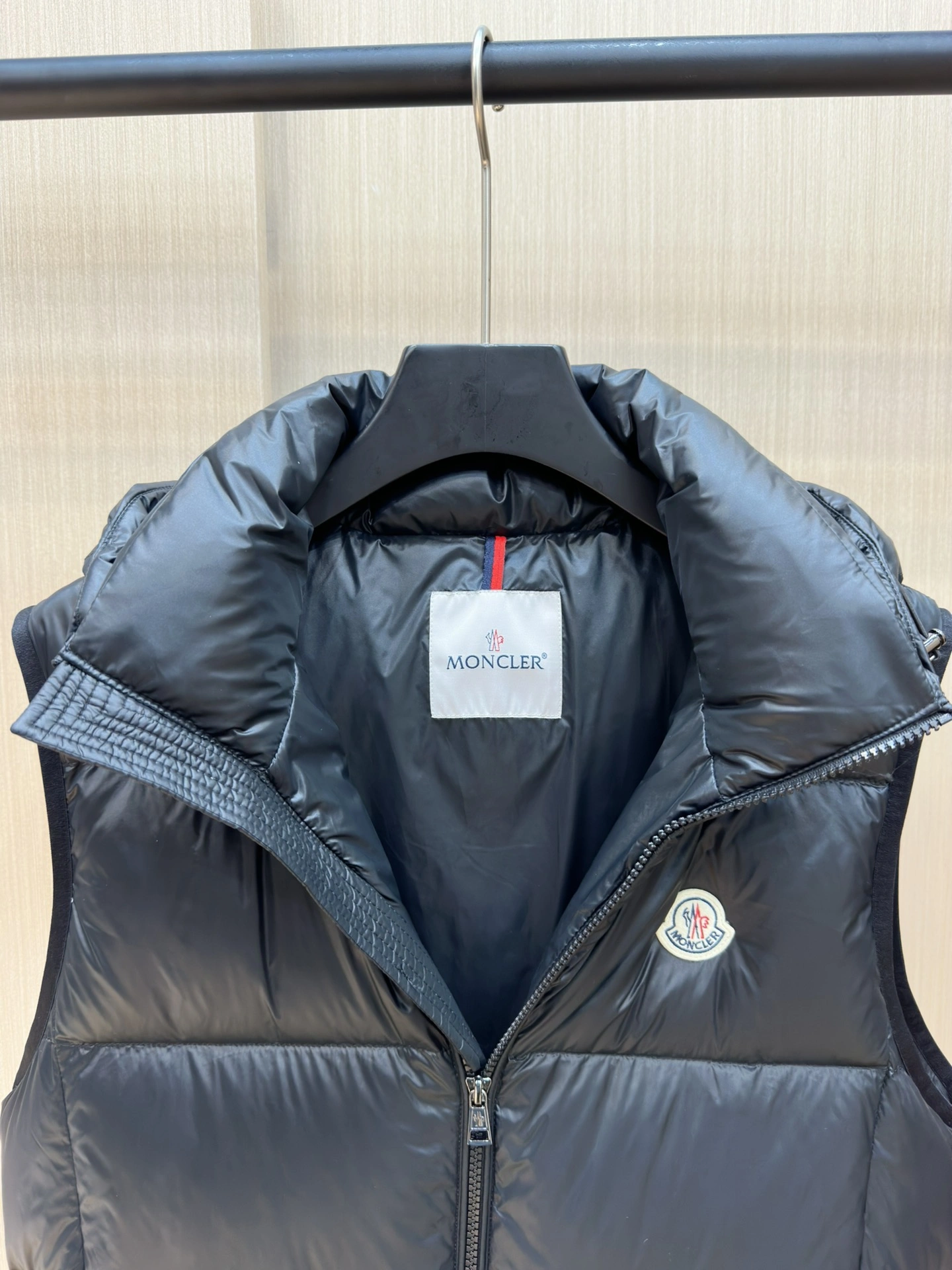 Moncler Down Jackets Sleek 145309