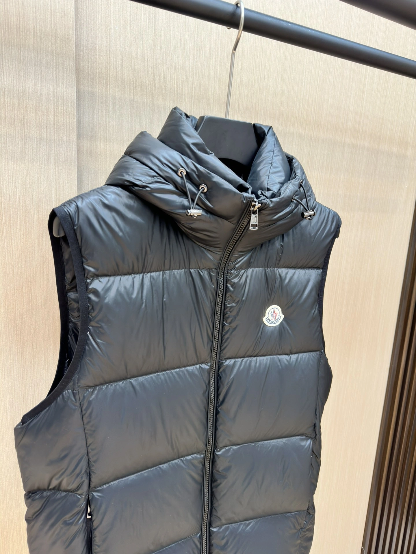 Moncler Down Jackets Sleek 145309