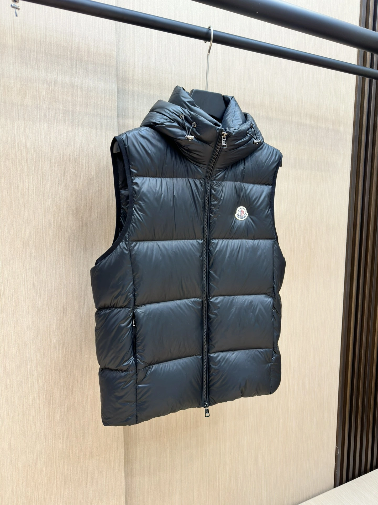 Moncler Down Jackets Sleek 145309