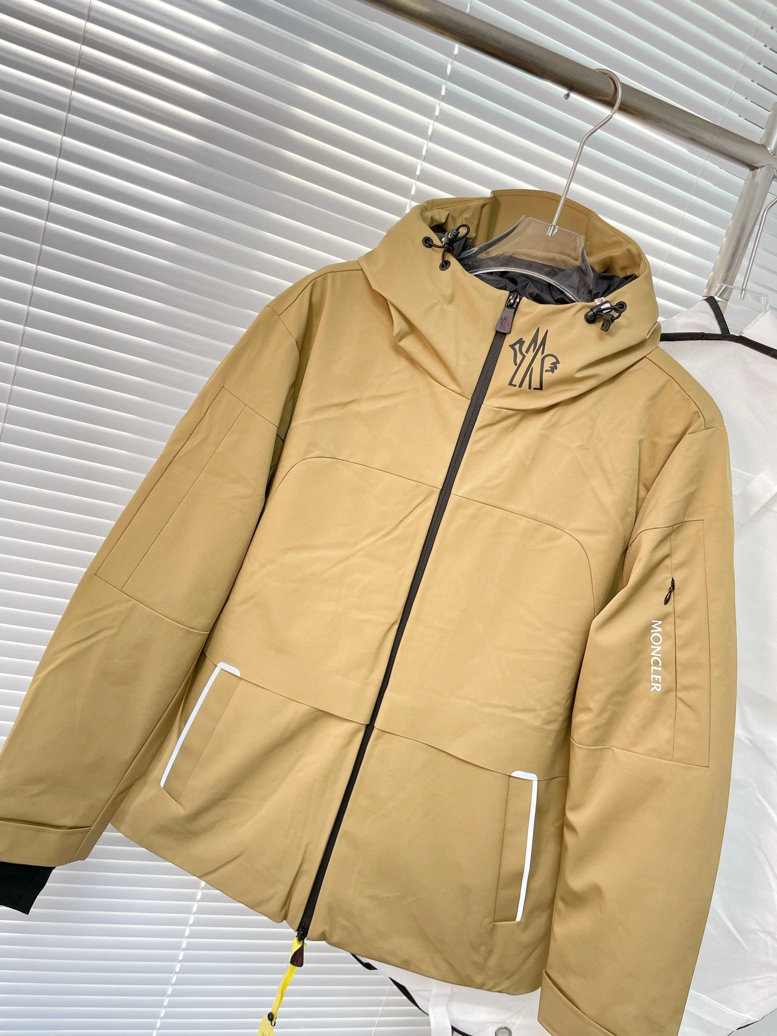 Elegant Moncler Down Jackets 145289
