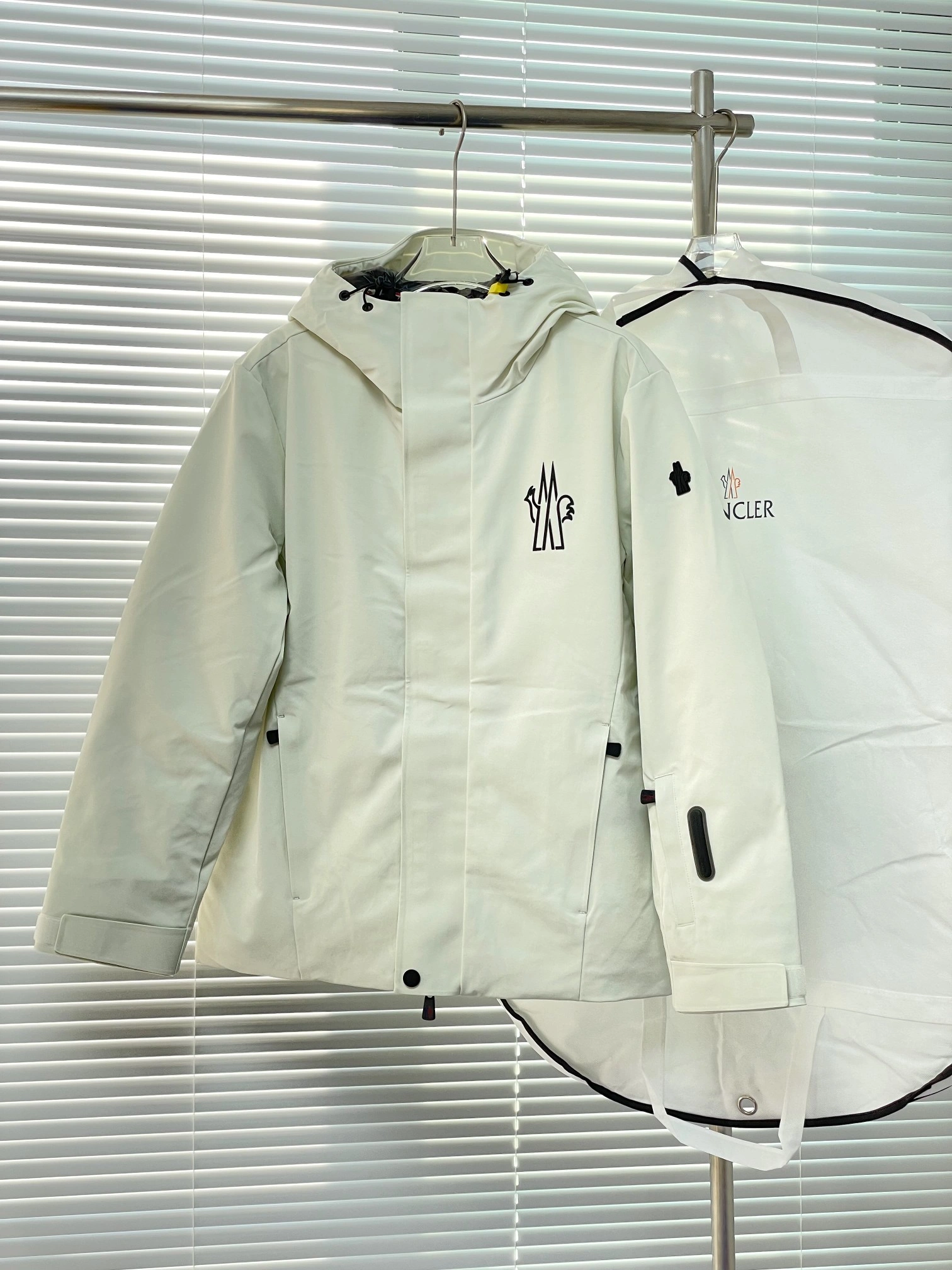 Vibrant Moncler Down Jackets 145292