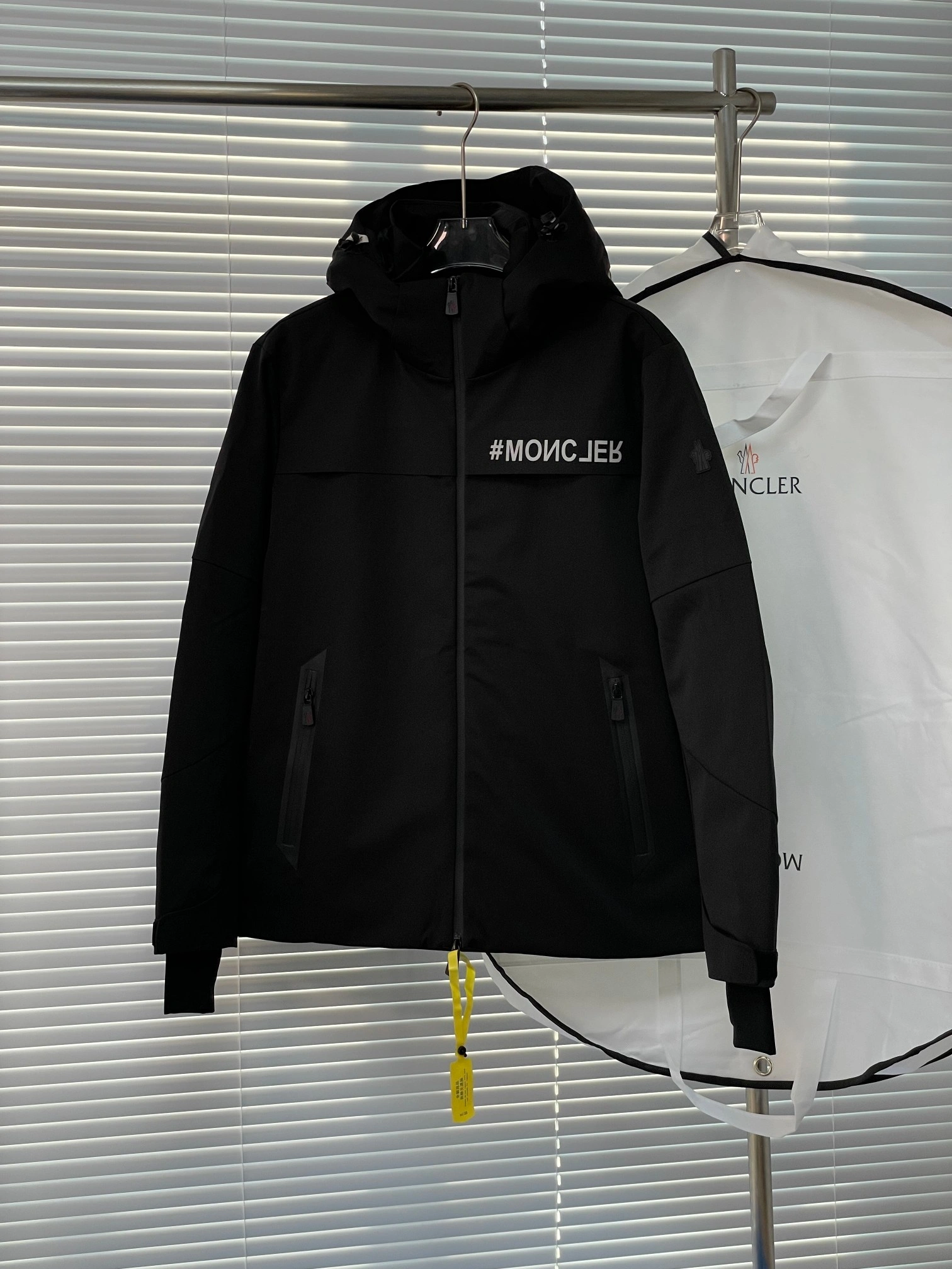 Moncler Down Jackets EasyMatch 145282