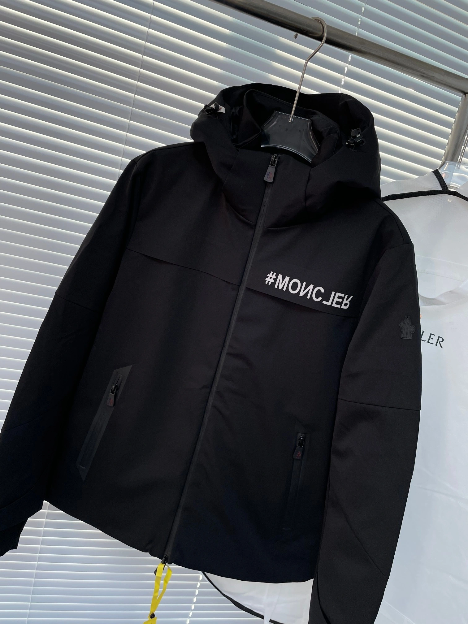 Moncler Down Jackets EasyMatch 145282
