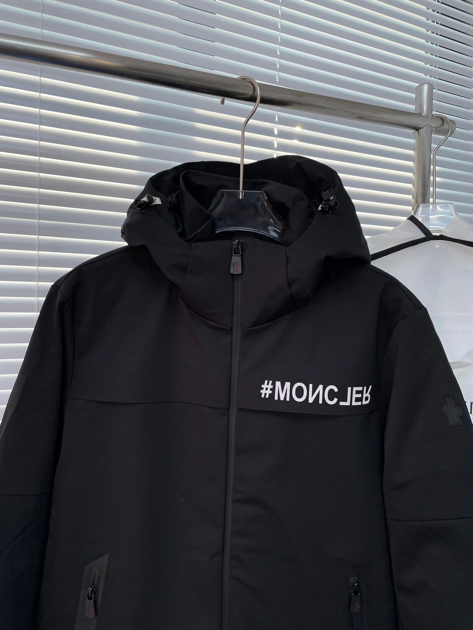 Moncler Down Jackets EasyMatch 145282