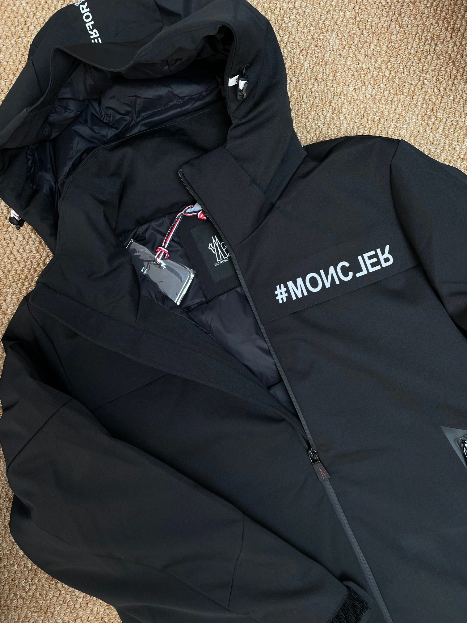 Moncler Down Jackets EasyMatch 145282