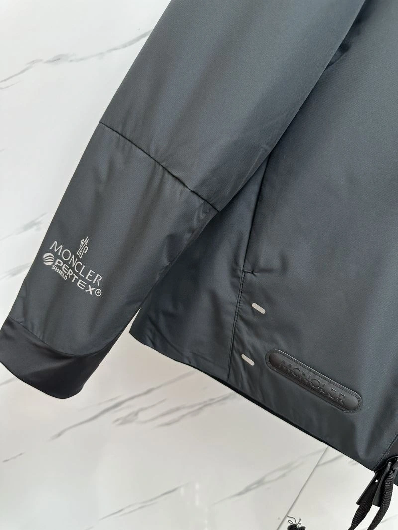 Moncler Down Jackets Versatile 144302