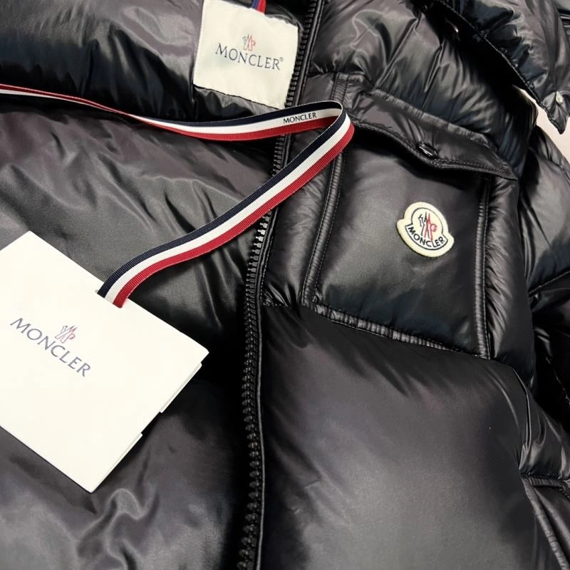 Moncler Down Jackets Versatile 144273