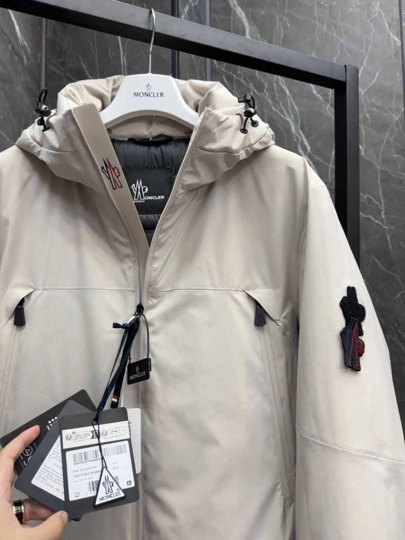 Moncler Down Jackets SmoothTexture 144188