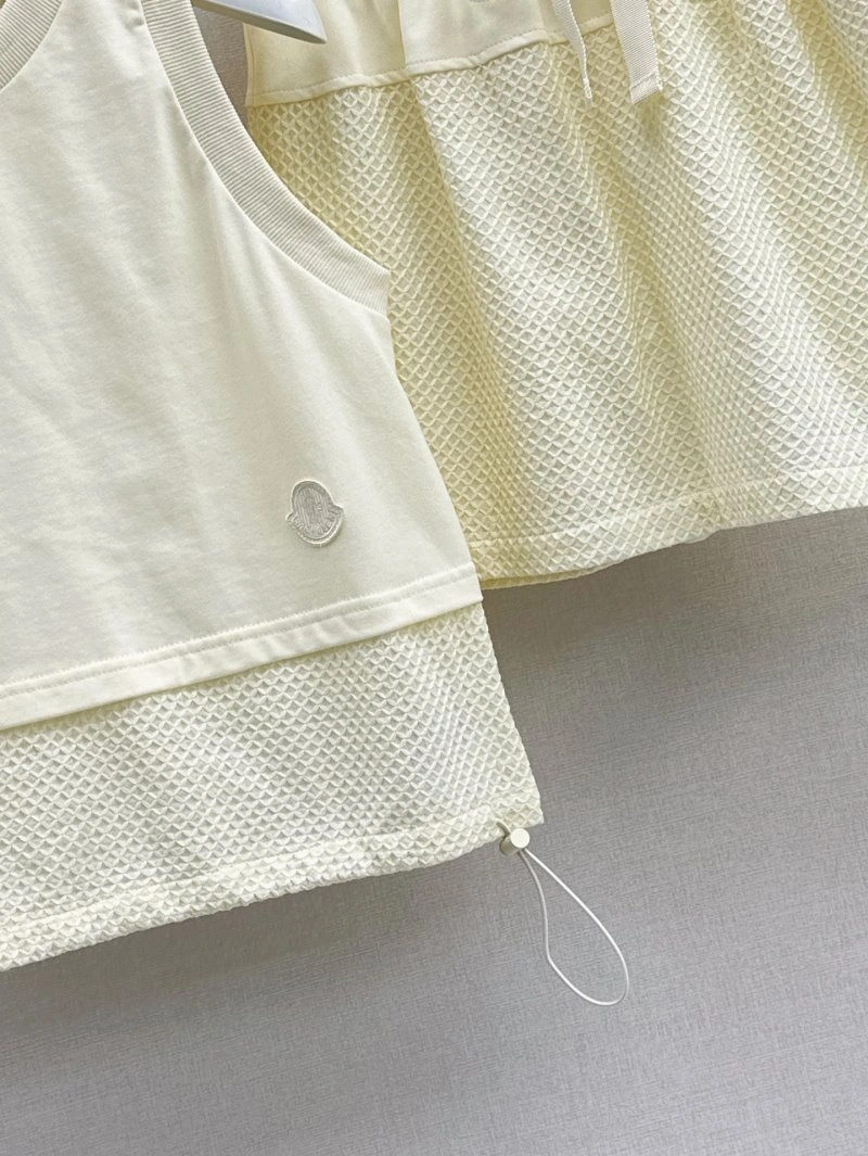 TechFriendly Moncler Dress Suits 139622