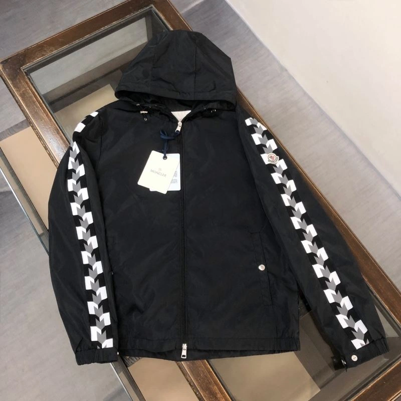 Bright Moncler Outwear 143596