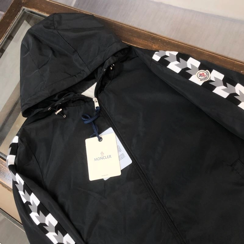 Bright Moncler Outwear 143596