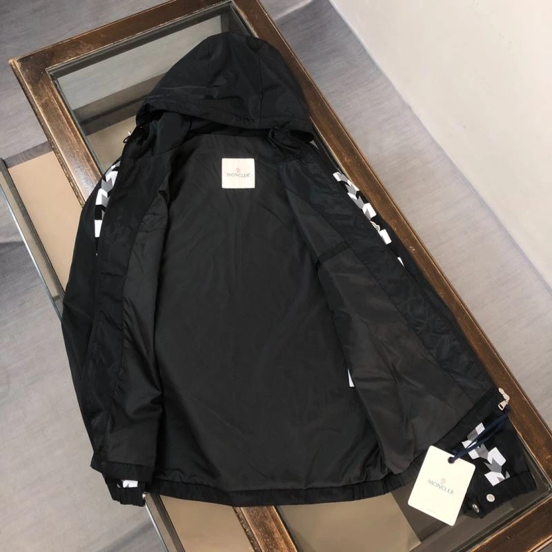 Bright Moncler Outwear 143596