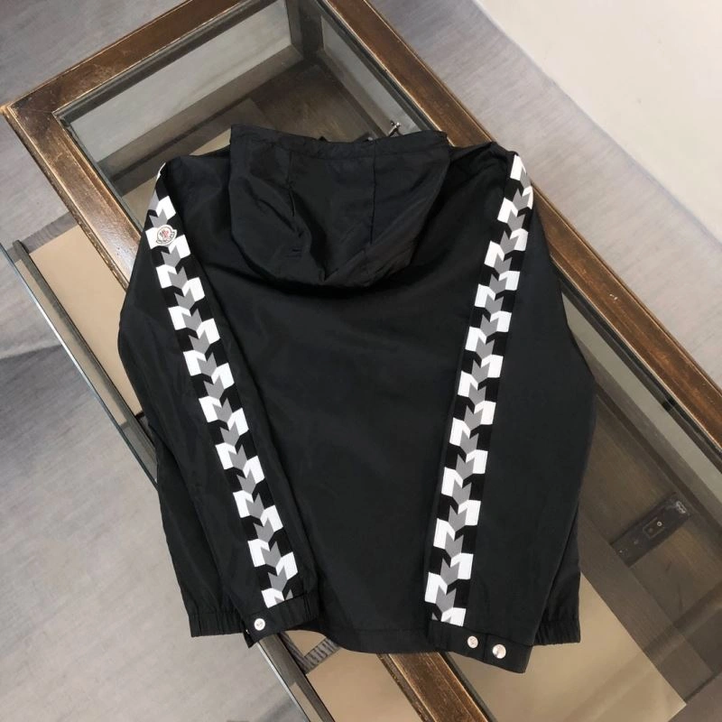 Bright Moncler Outwear 143596