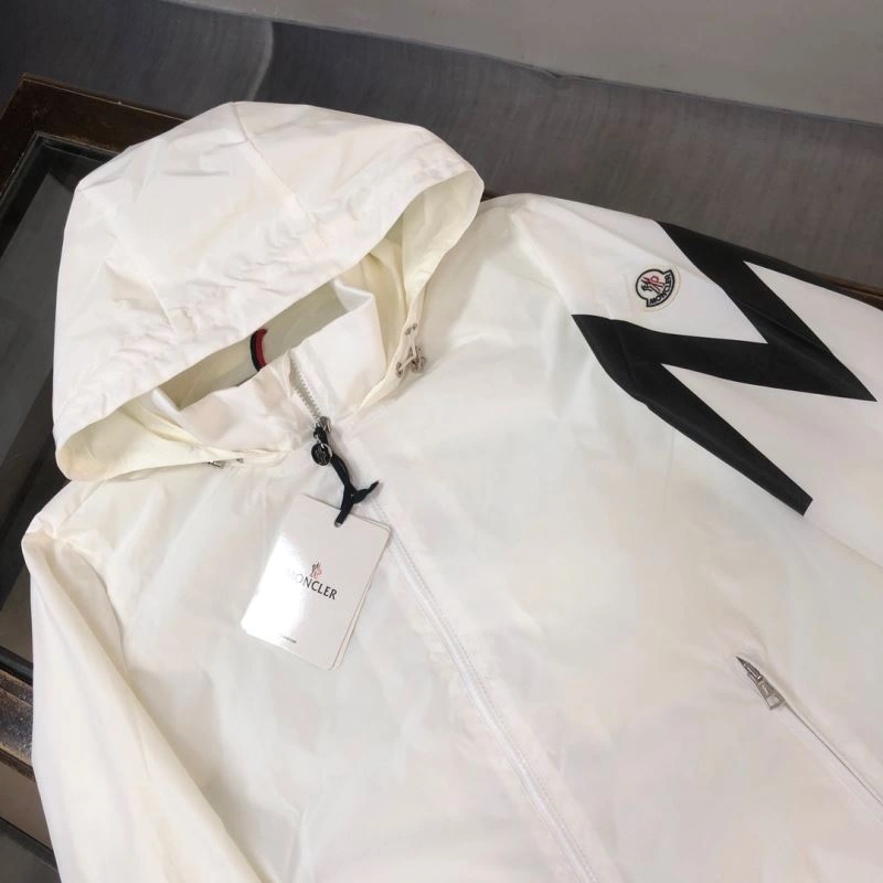 Moncler Outwear Versatile 143569