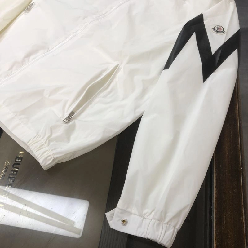 Moncler Outwear Versatile 143569