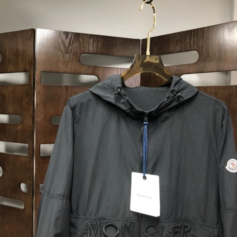 Moncler Outwear EasyMatch 143540