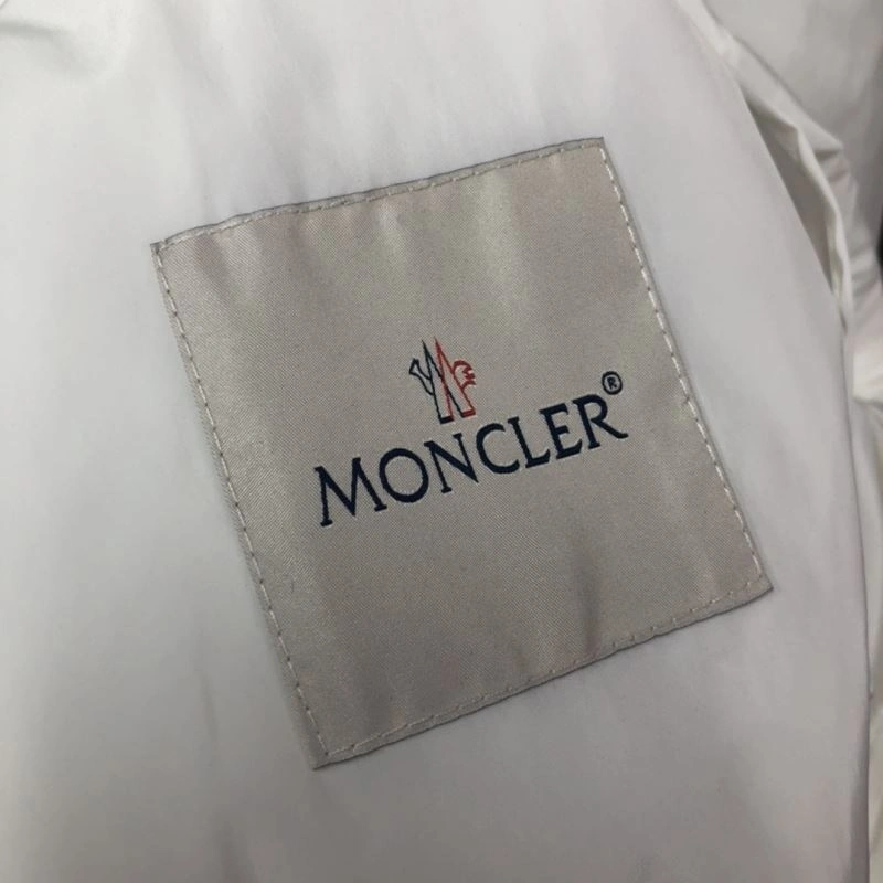 Moncler Outwear Compact 143559