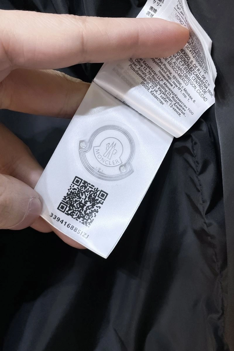 ComfortFit Moncler Outwear 143501