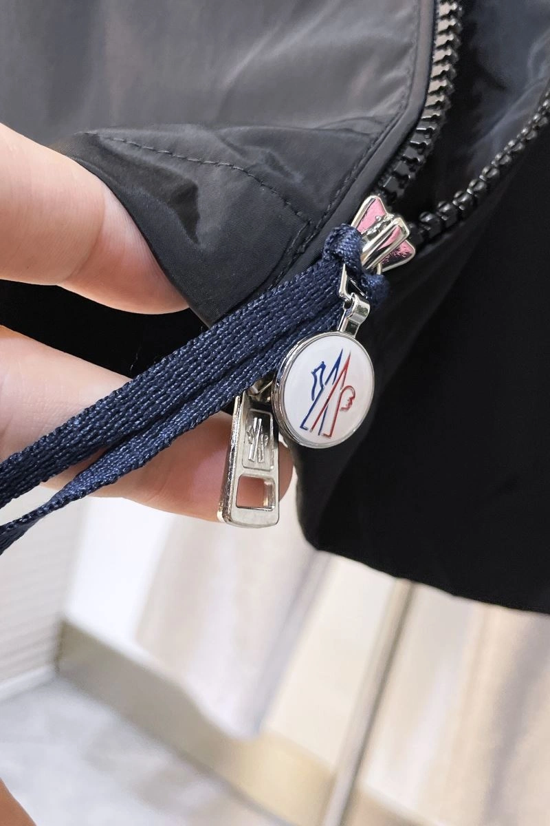 Moncler Outwear Sleek 143483