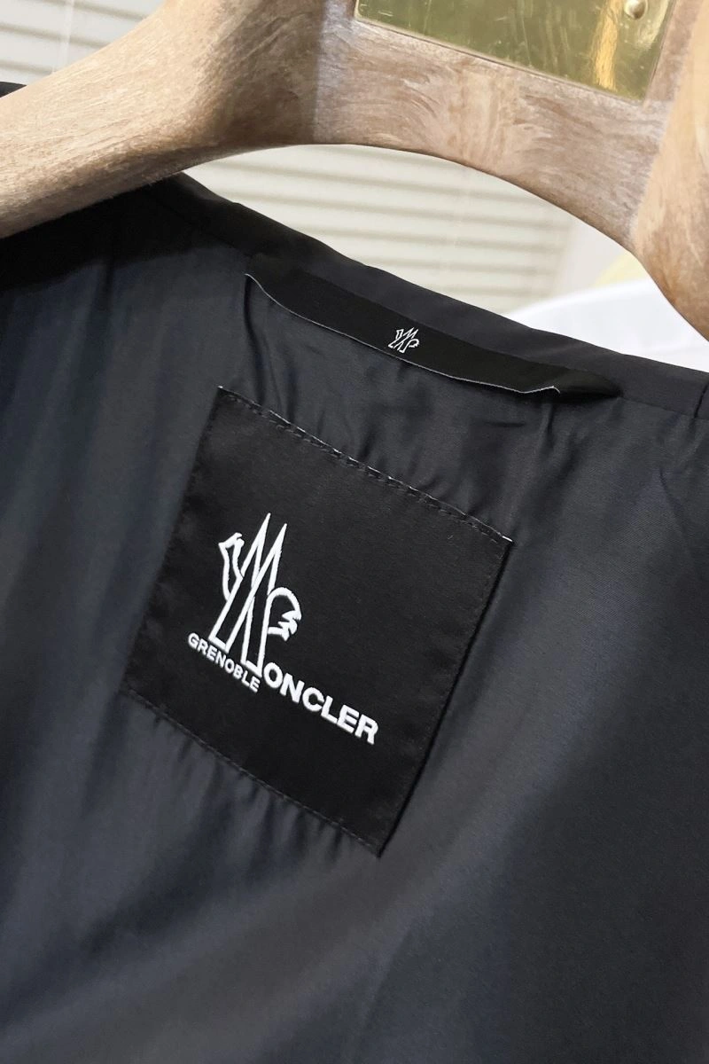 Moncler Outwear Snug 143474