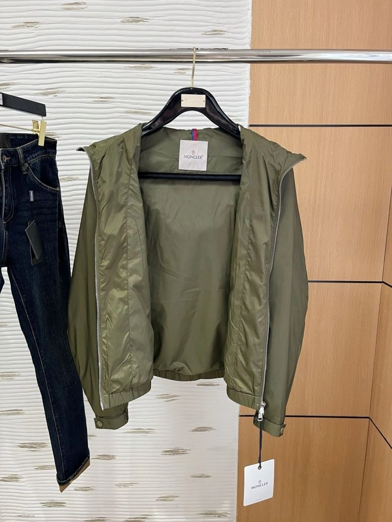 Trendsetting Moncler Outwear 143458