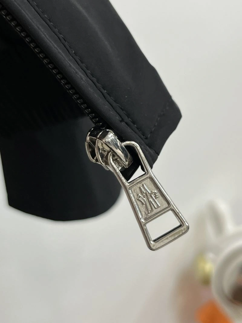Moncler Outwear Sleek 143460