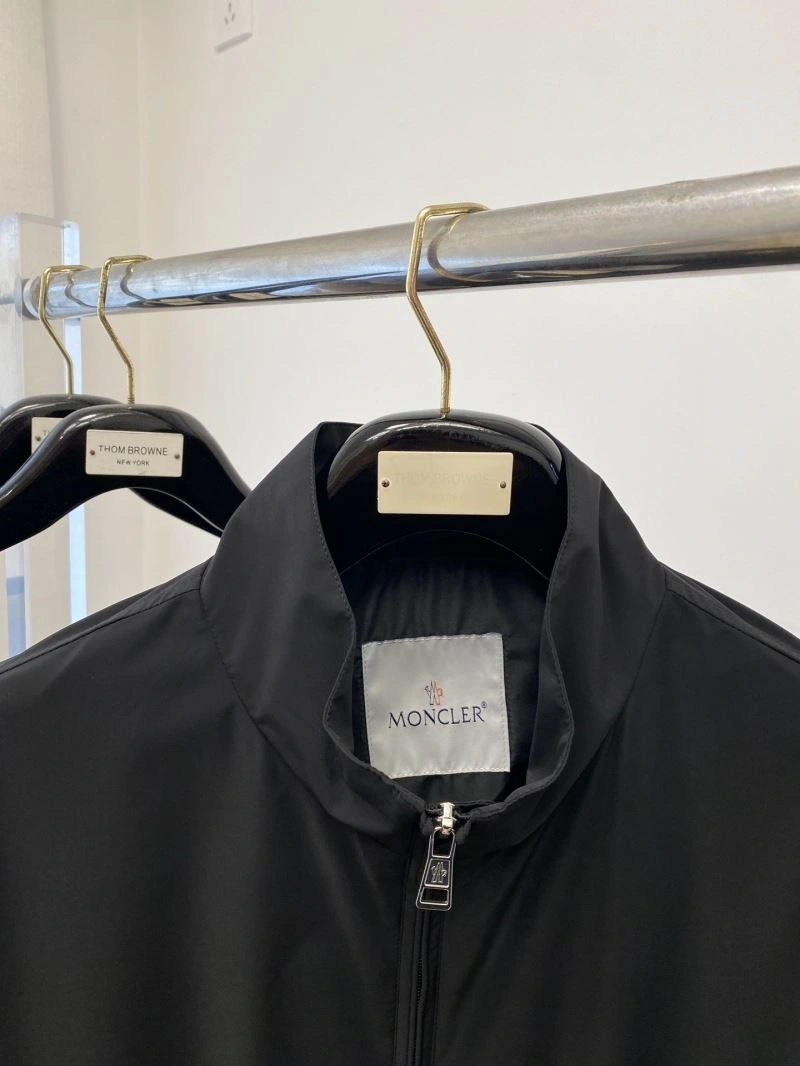 Moncler Outwear Sleek 143471
