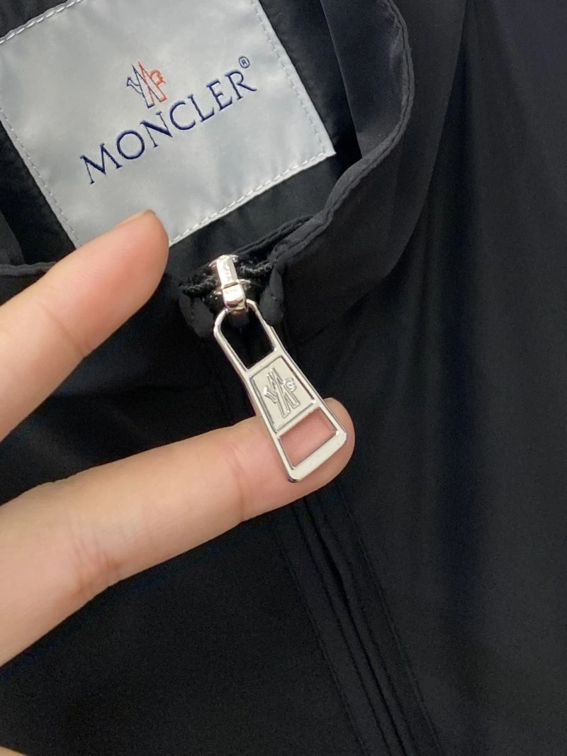 Moncler Outwear Sleek 143471