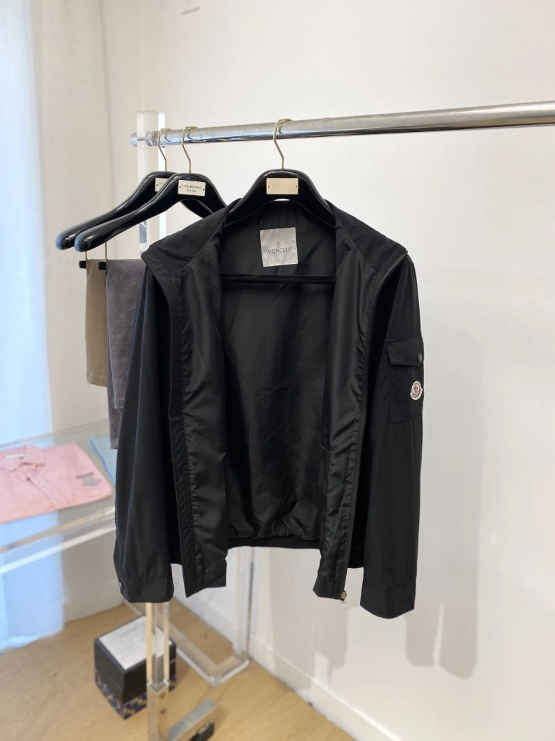 Moncler Outwear Sleek 143471