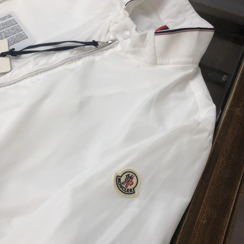 Elegant Moncler Outwear 143407